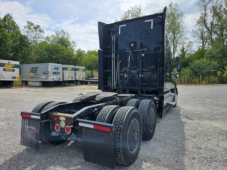 2018-freightliner-cascadia-126-image-16