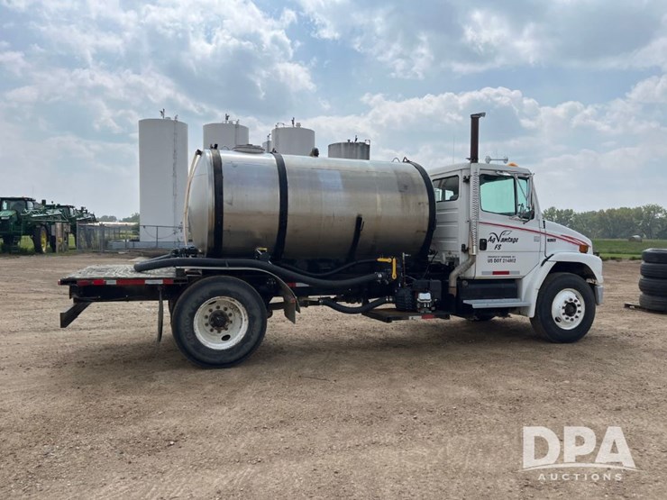 2000-freightliner-fl70-image-8