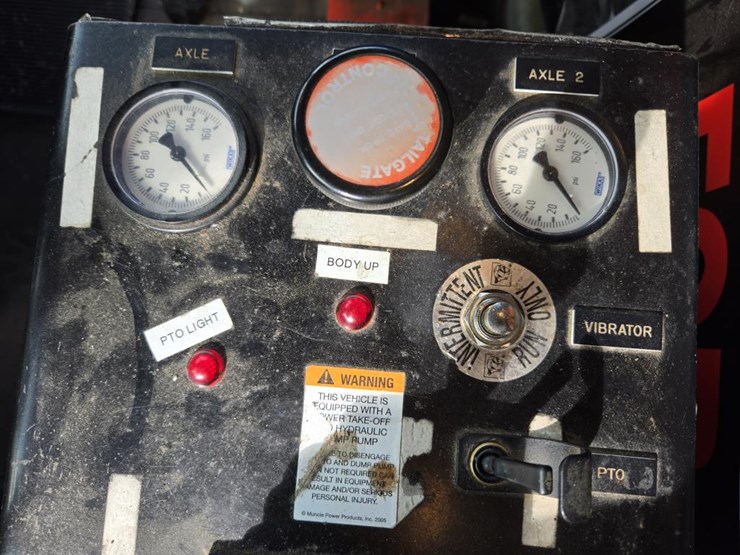 2015-mack-granite-gu813-image-93
