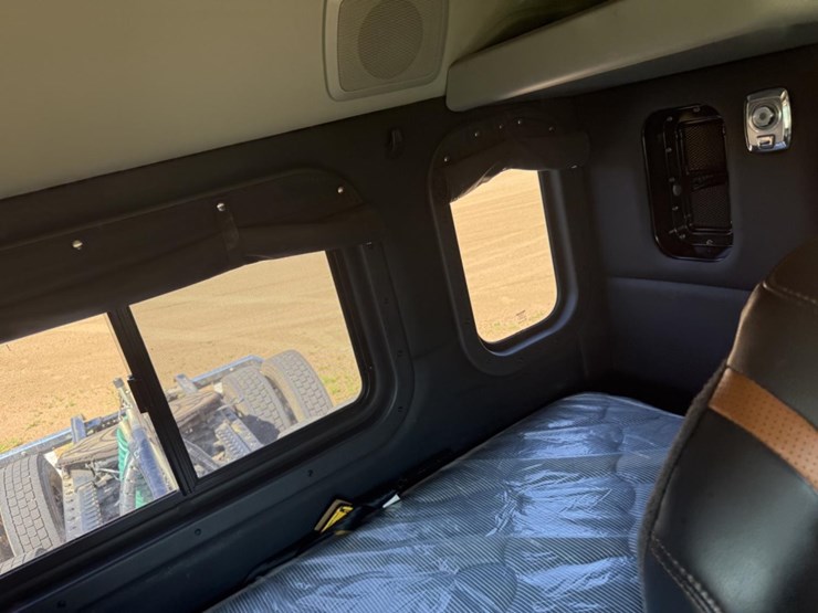 2023-kenworth-w990-image-9