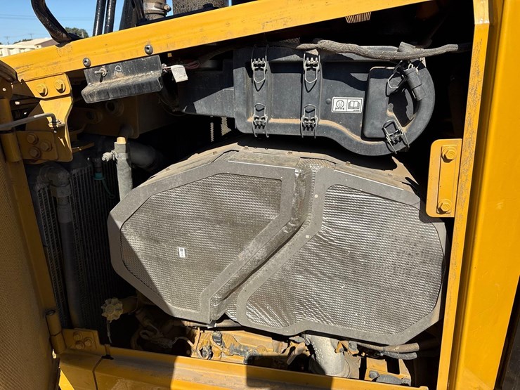 caterpillar-d6t-xw-image-17