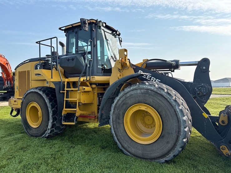 2019-deere-744l-image-6