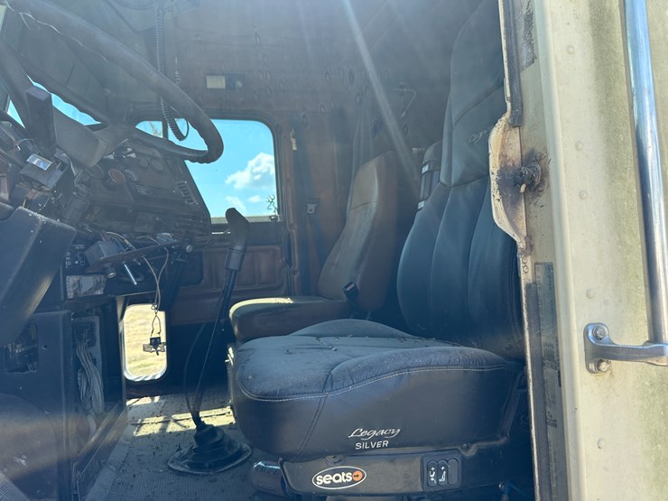 #32186-•-inop-1996-freightliner-usf-1e-t/a-sleeper-truck-tractor-vin:-1fuyddyb0tp728989-image-57