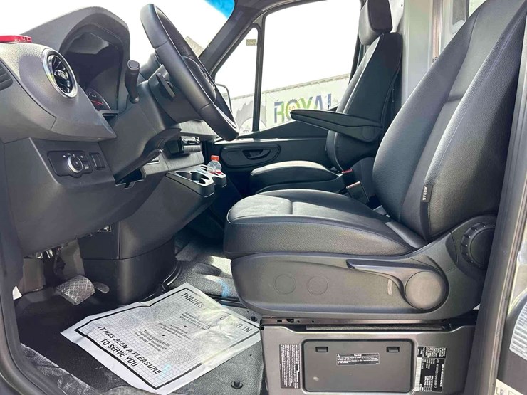 2022-mercedes-benz-sprinter-4500-image-11