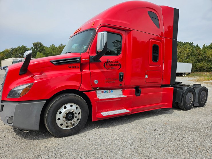 2019-freightliner-cascadia-126-image-3