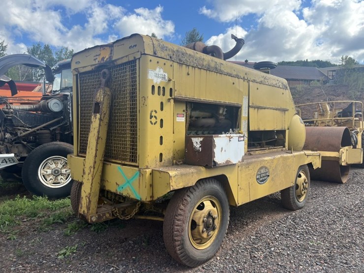 #2685-•-ingersoll-rand-xl1200-towable-air-compressor-image-1