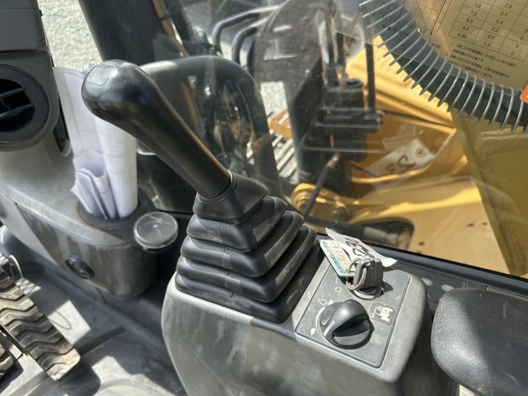 2011-caterpillar-320d-image-45