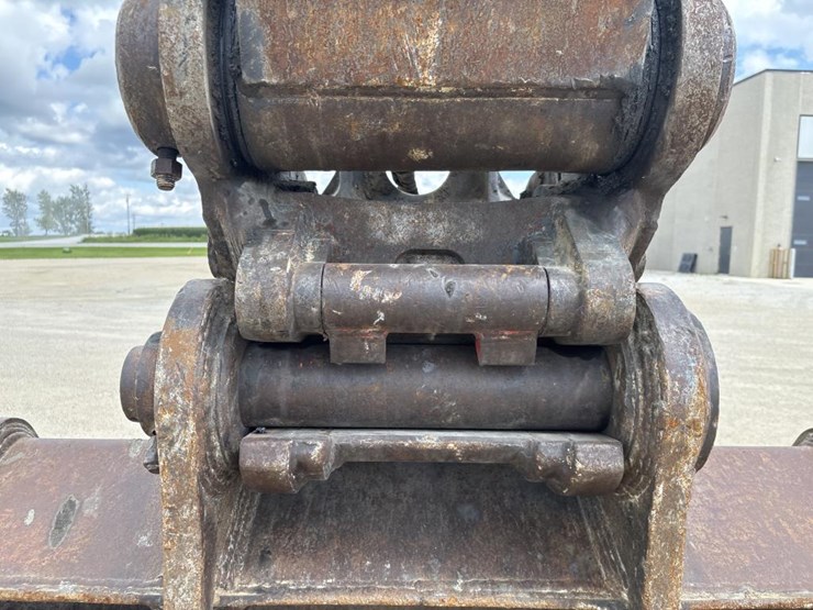2014-deere-380g-lc-image-55