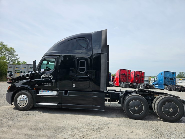 2018-freightliner-cascadia-126-image-8