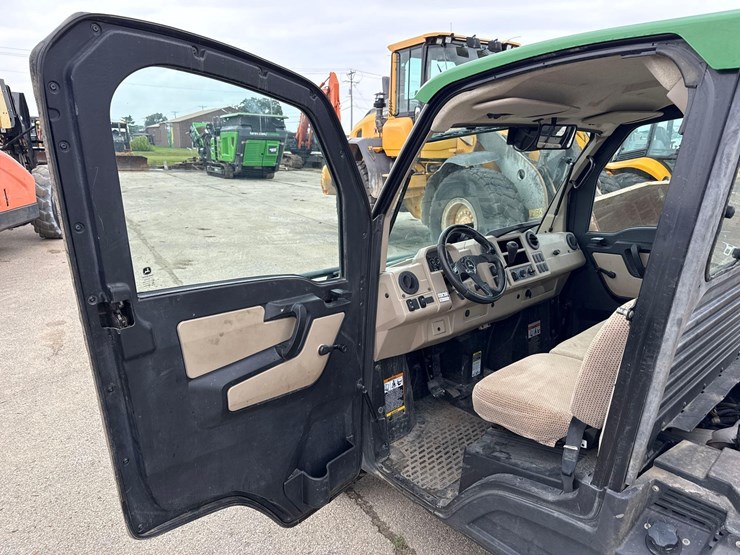 2020-john-deere-gator-image-16