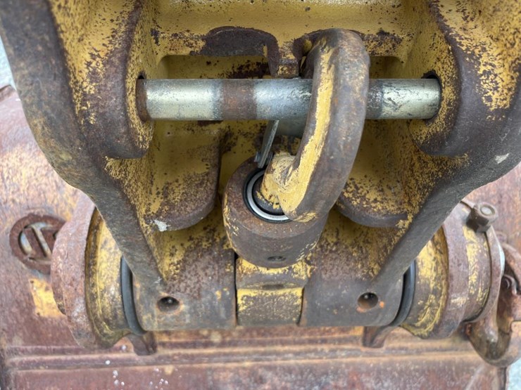2011-caterpillar-320d-image-30
