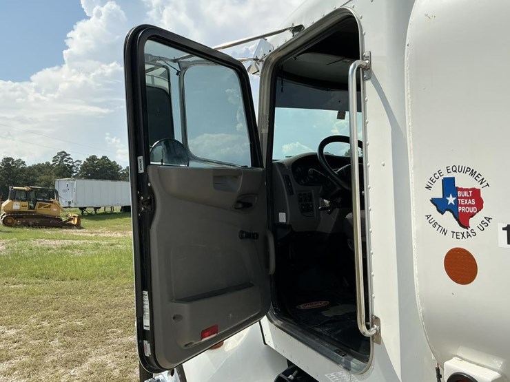 2020-peterbilt-337-image-91