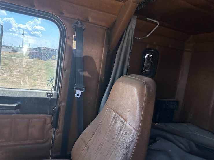#32186-•-inop-1996-freightliner-usf-1e-t/a-sleeper-truck-tractor-vin:-1fuyddyb0tp728989-image-65