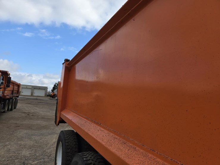 2015-mack-granite-gu813-image-32