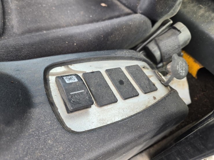 2010-jcb-180-image-44