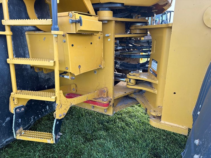 2019-deere-744l-image-10