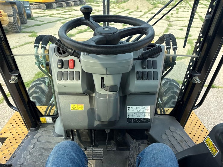 2019-caterpillar-440-image-21