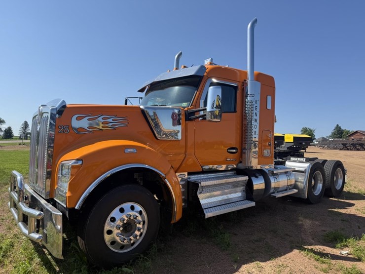 2023-kenworth-w990-image-1