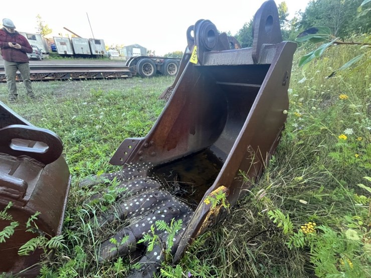 #2537-•-approx-36“-excavator-bucket-image-4