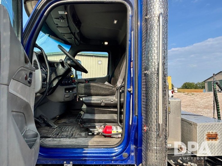 2019-peterbilt-567-image-81