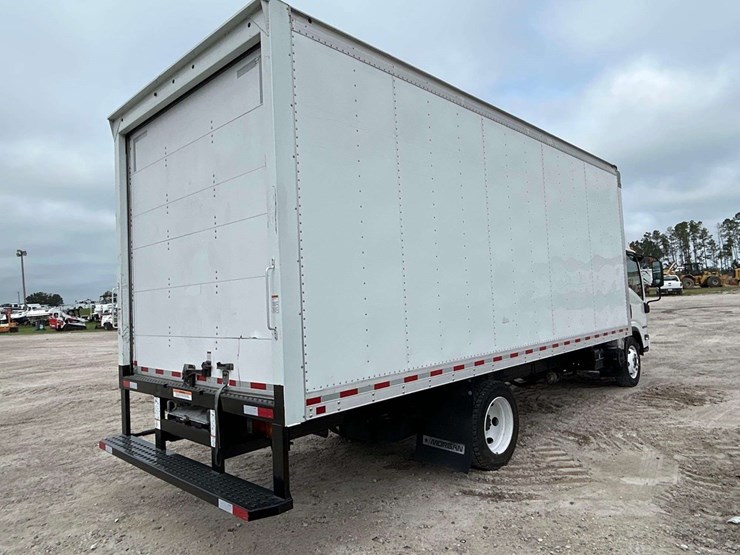 2022-isuzu-npr-image-3