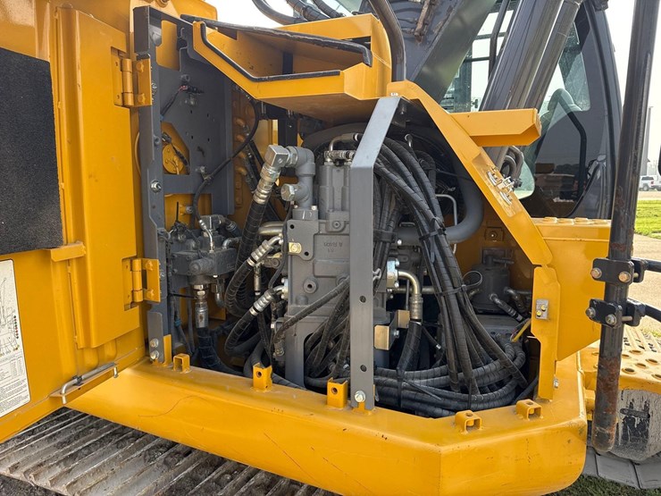 2022-deere-135g-image-19