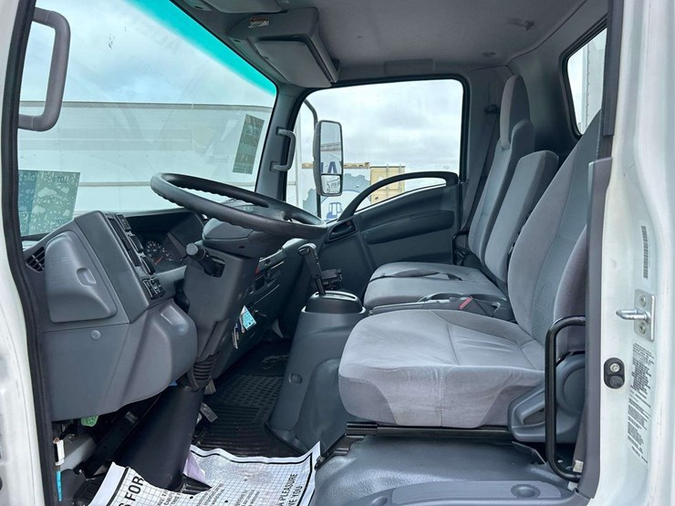 2022-isuzu-npr-image-11