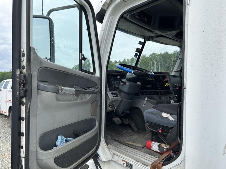 #5003-•-2009-freightliner-sleeper-cab-truck-tractor-image-35