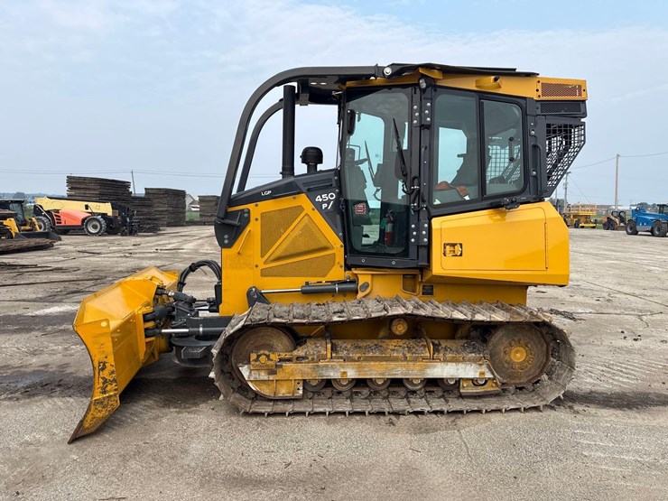 2023-deere-450-lgp-image-1