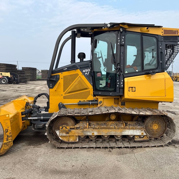 2023 DEERE 450 LGP