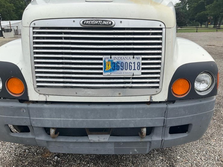 2000-freightliner-flc120-image-18