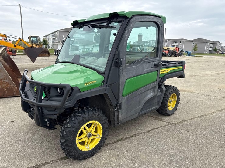 2020-john-deere-gator-image-2