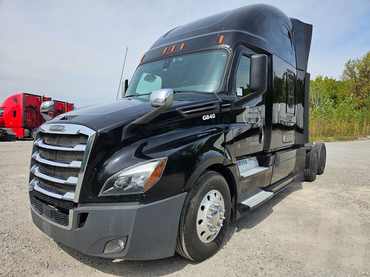 2018-freightliner-cascadia-126-image-1