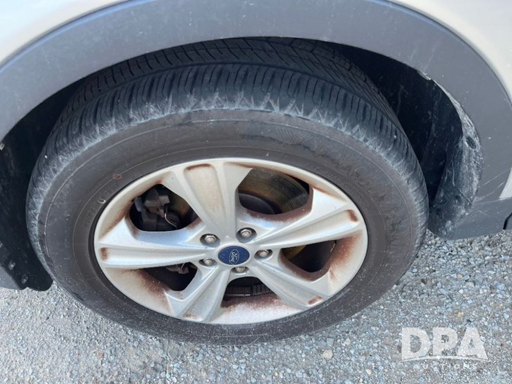 2015-ford-escape-se-image-13