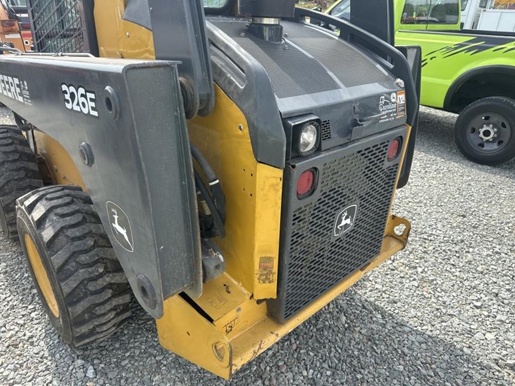 2014-deere-326e-image-16