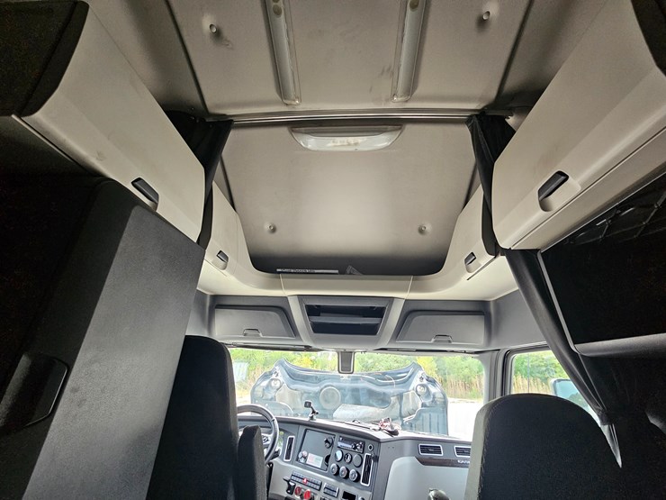 2018-freightliner-cascadia-126-image-74