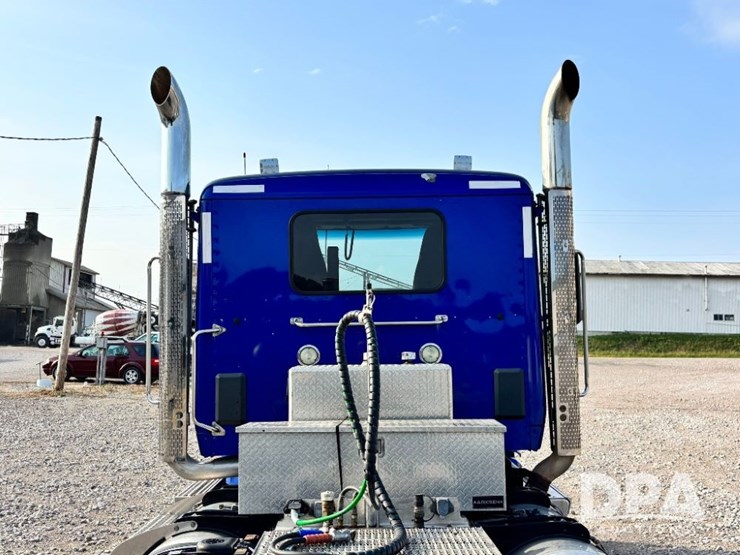2019-peterbilt-567-image-41
