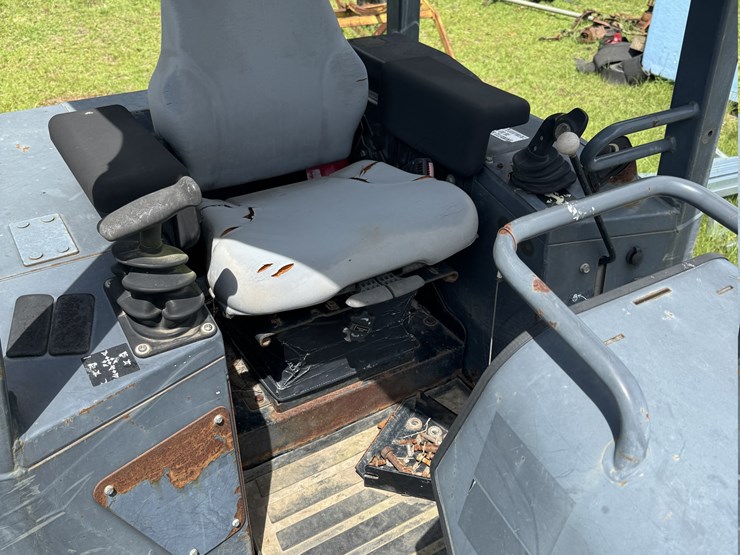 2011-deere-650j-image-11