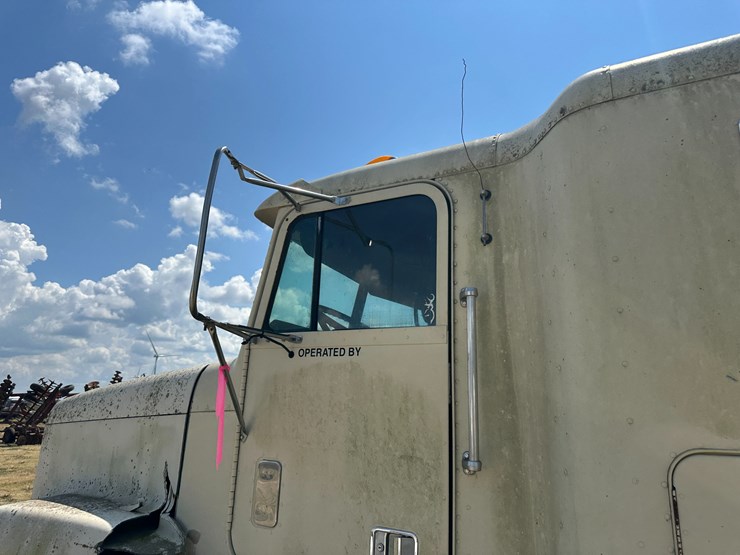 #32186-•-inop-1996-freightliner-usf-1e-t/a-sleeper-truck-tractor-vin:-1fuyddyb0tp728989-image-29