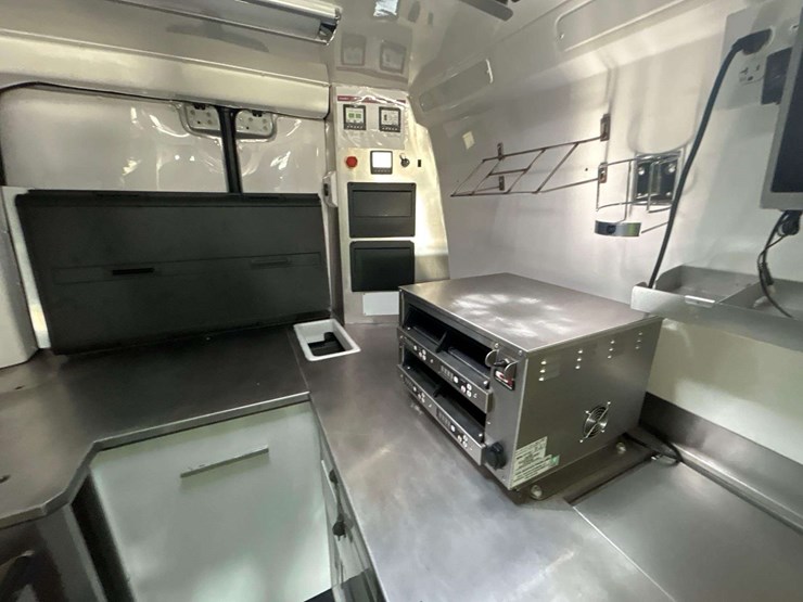 2022-mercedes-benz-sprinter-4500-image-25