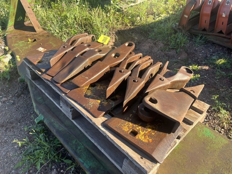 #2660-•-approx-145"-bucket-cutting-edge-image-2