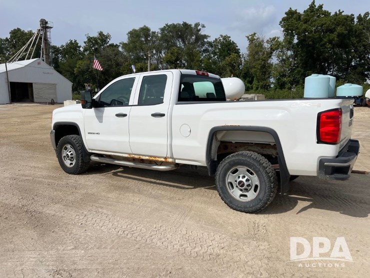 2015-gmc-2500-image-15