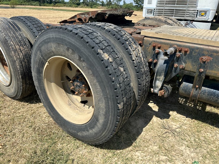 #32186-•-inop-1996-freightliner-usf-1e-t/a-sleeper-truck-tractor-vin:-1fuyddyb0tp728989-image-10