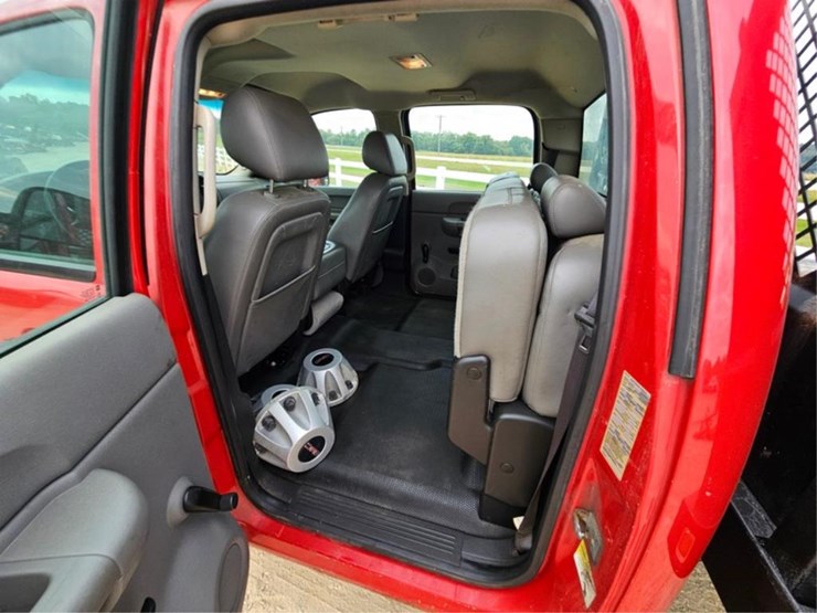2013-chevrolet-3500hd-image-15