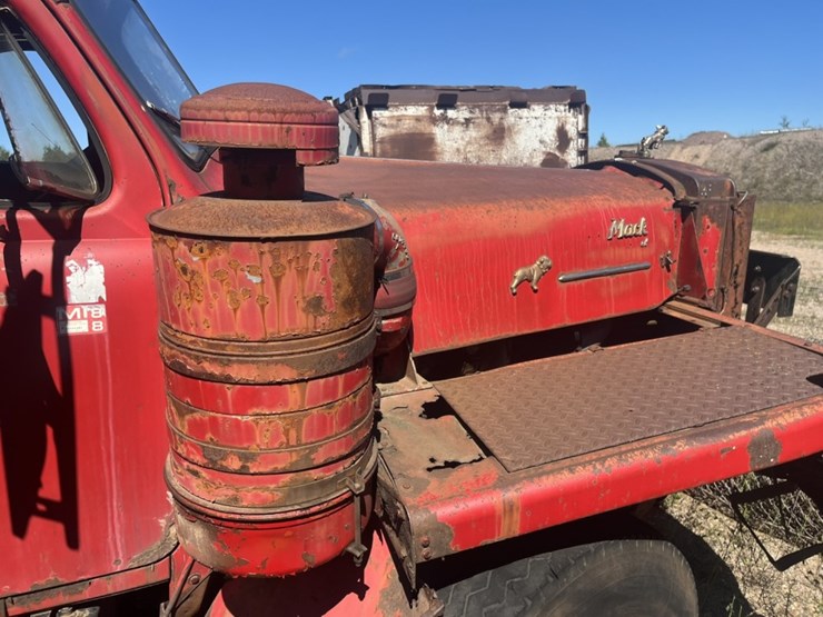 #1606-•-mack-diesel-day-cab-truck-tractor-image-30