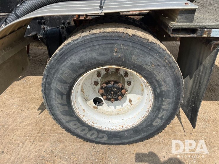 2000-freightliner-fl70-image-42
