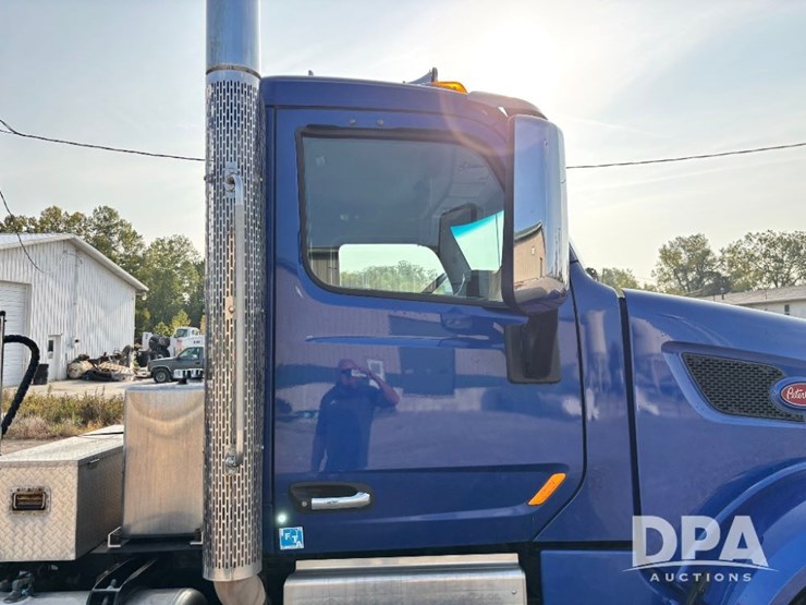 2019-peterbilt-567-image-54