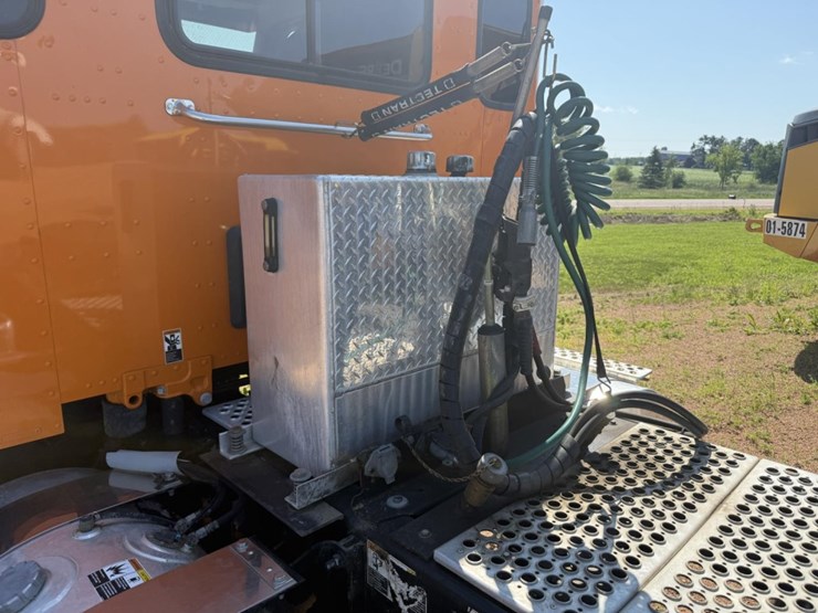 2023-kenworth-w990-image-2