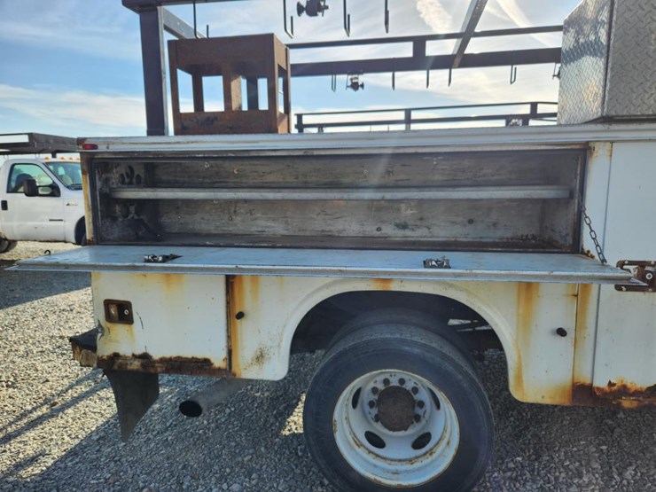 2006-ford-f550-image-38