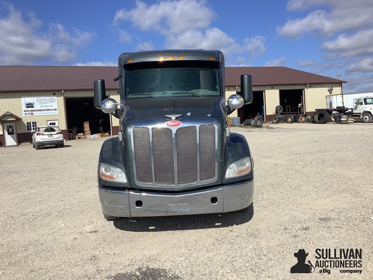 2015-peterbilt-579-image-2